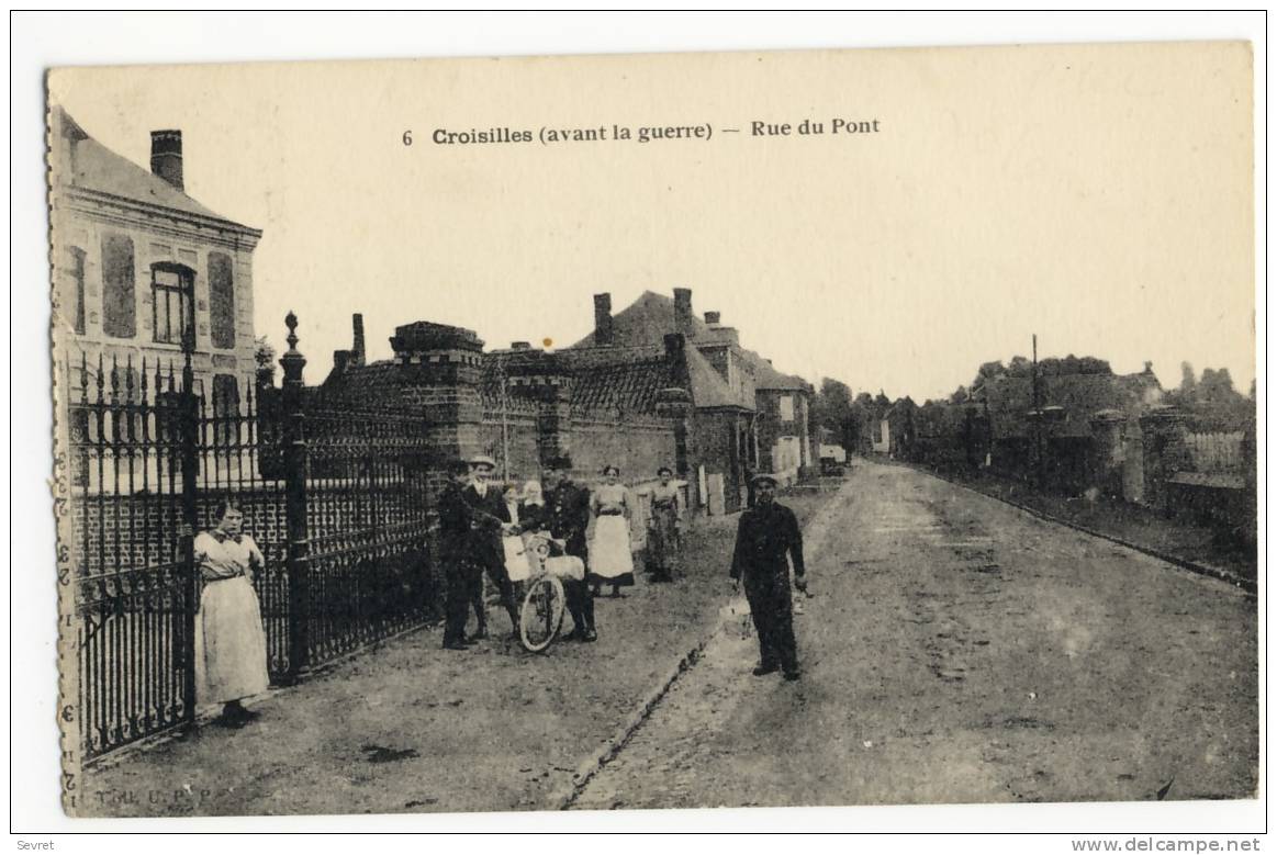 CROISILLES. - Rue Du Pont. Facteur 1er Plan - Croisilles