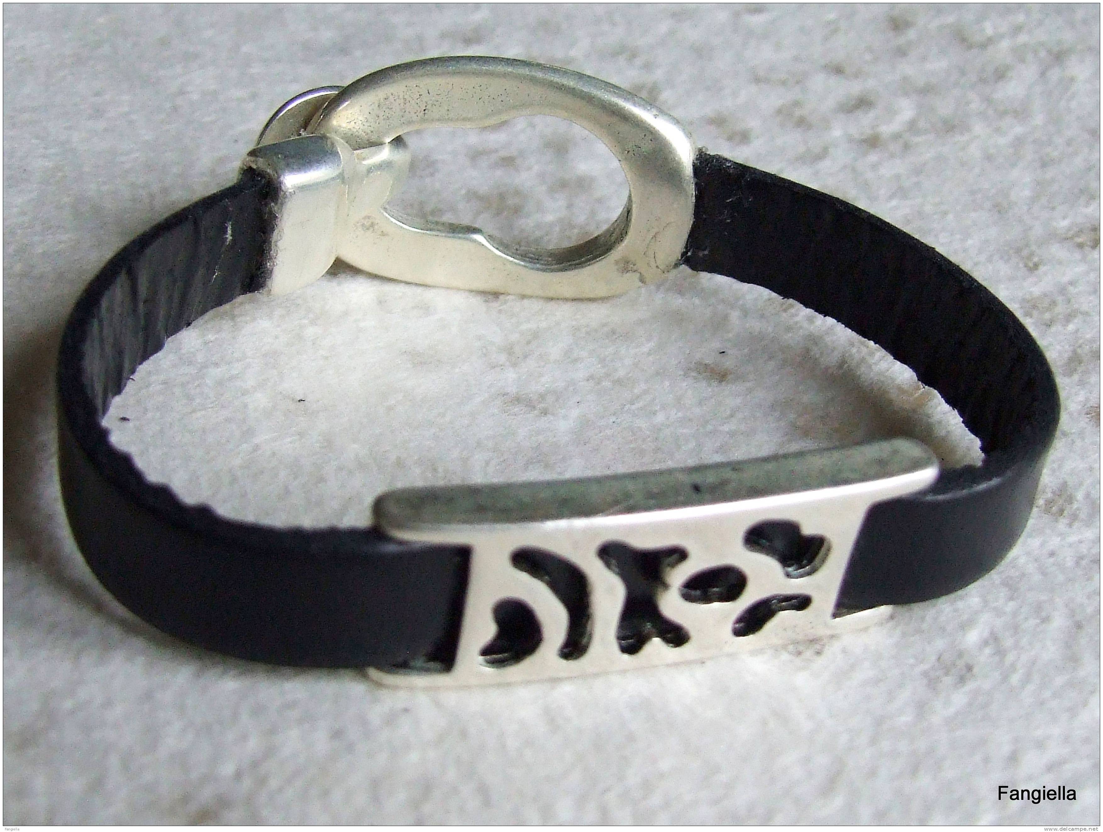 Bracelet Artisanal Mixte En Cuir Noir Superbe Fermoir Et Accessoire Plaqués Argent Pour Un Poignet De 18cms Maximum. - Armbänder