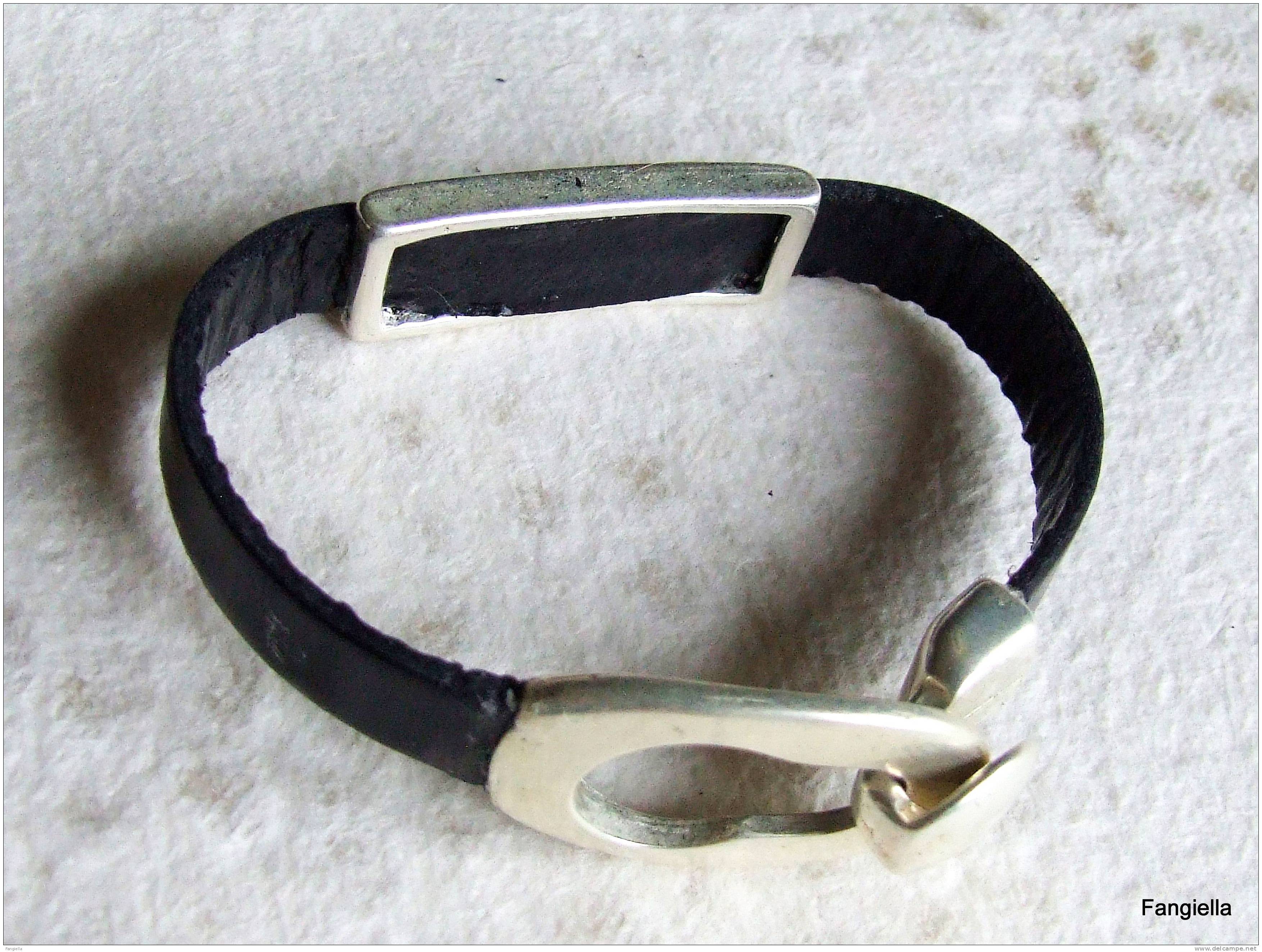 Bracelet Artisanal Mixte En Cuir Noir Superbe Fermoir Et Accessoire Plaqués Argent Pour Un Poignet De 18cms Maximum. - Armbänder