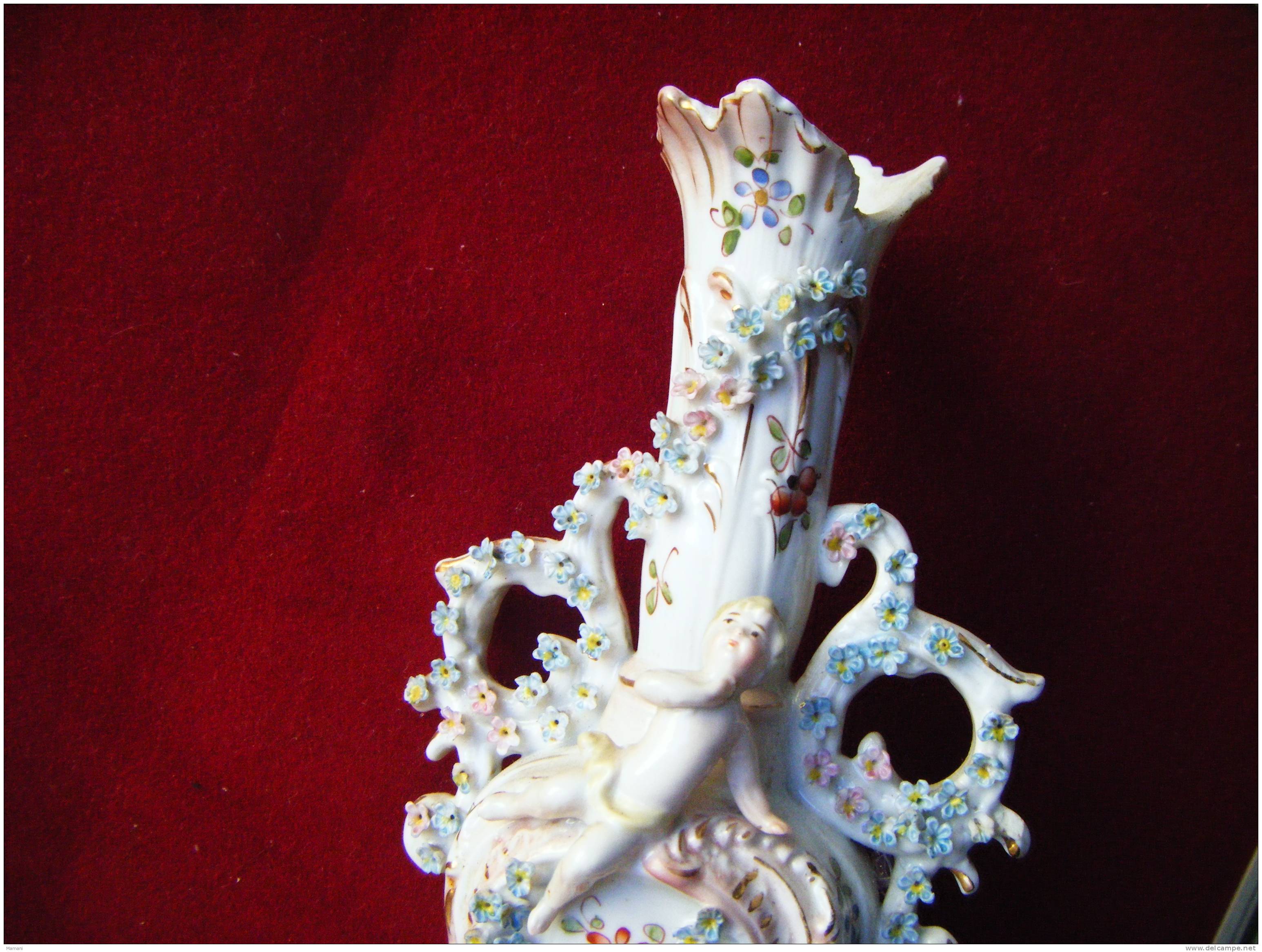 vase sublime -hauteur 14.5cm----accidente-decor de myosotis--enfant jesus(sous reserve)ceramique a determiner