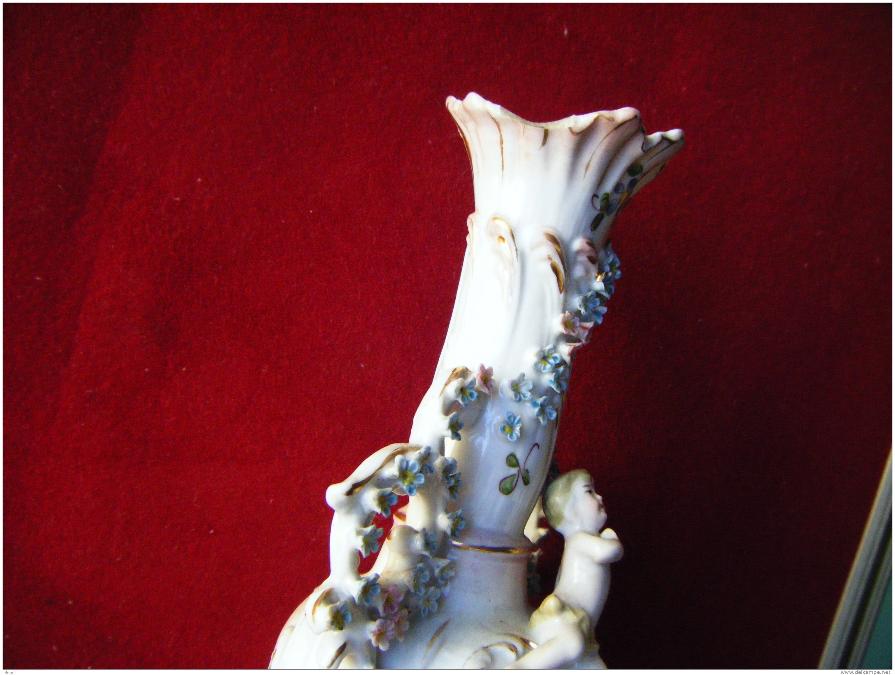 vase sublime -hauteur 14.5cm----accidente-decor de myosotis--enfant jesus(sous reserve)ceramique a determiner