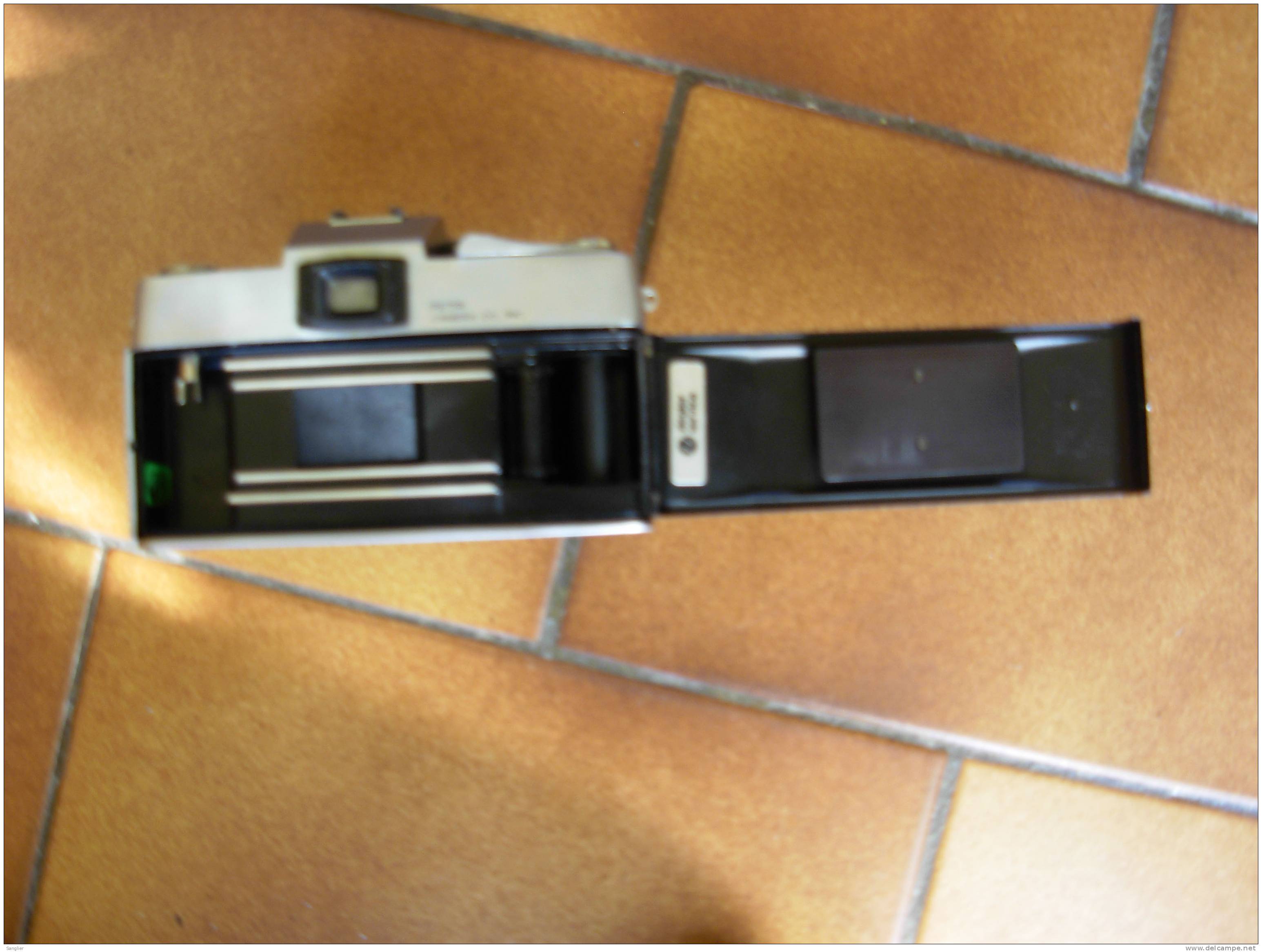 APPAREIL PHOTO  REFLEX PETRI - TRES RARE - TRES BON ETAT - A FAIRE REVISER  DECLANCHEUR - Cameras