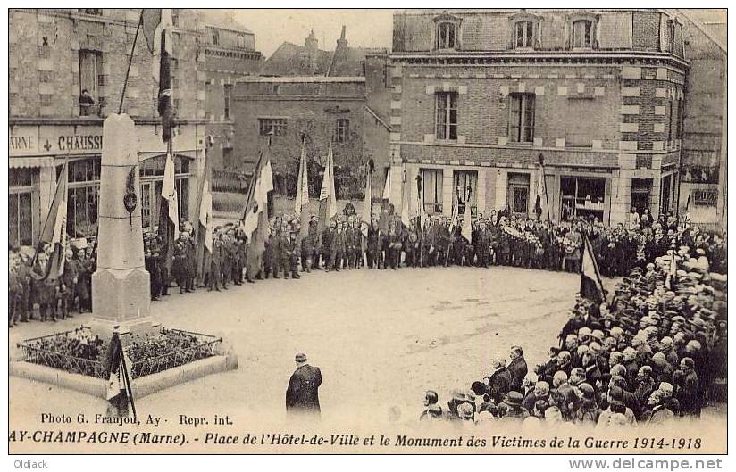 AY-CHAMPAGNE Place De L´Hôtel De Ville Et Le Monument Des Victimes De La Guerre 1914-1918 - Ay En Champagne