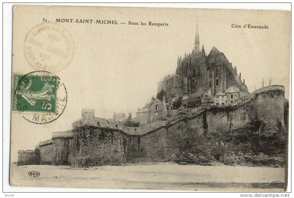 LE MONT ST MICHEL  - Sous Les REmparts. - Le Mont Saint Michel