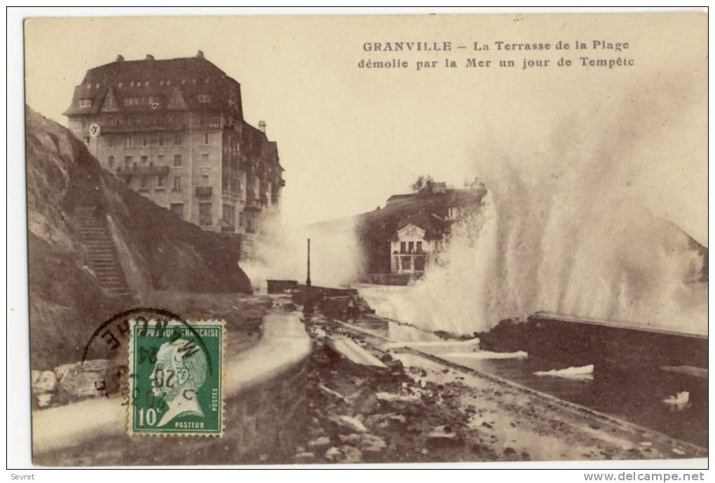 GRANVILLE  - La Terrasse De La Plage Démolie Par La Mer Un Jour De Tempête. - Granville