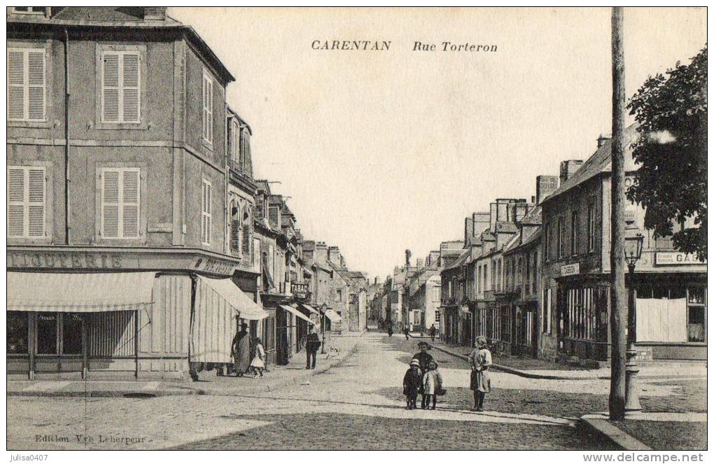 CARENTAN (50) Rue Torteron Commerces Animation - Carentan