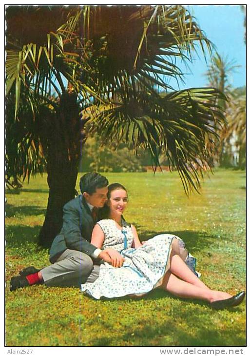 CPM - Couple Dans Un Parc, Sous Un Palmier (JC) - Parejas