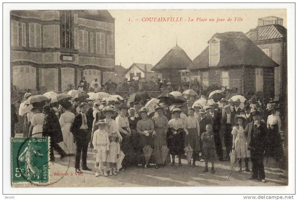 COUTAINVILLE. _ La Place Un Jour De Fête - Autres & Non Classés