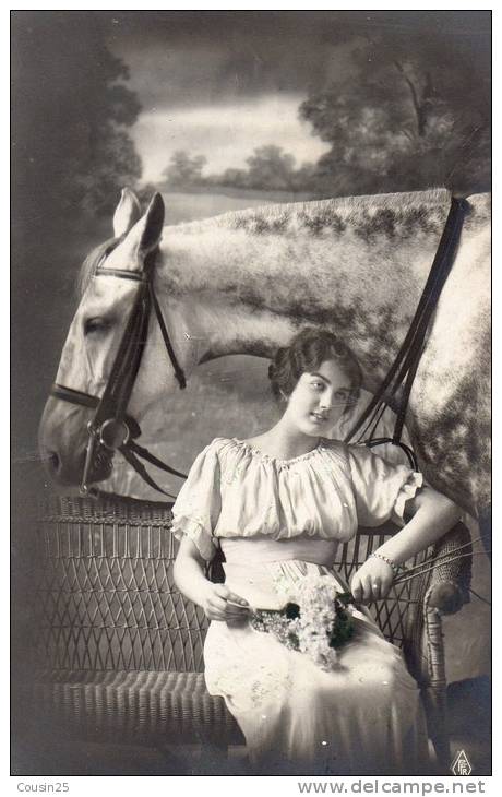 THEMES - ANIMAUX - CHEVAUX - Femme Assise Avec Son Cheval - Pferde