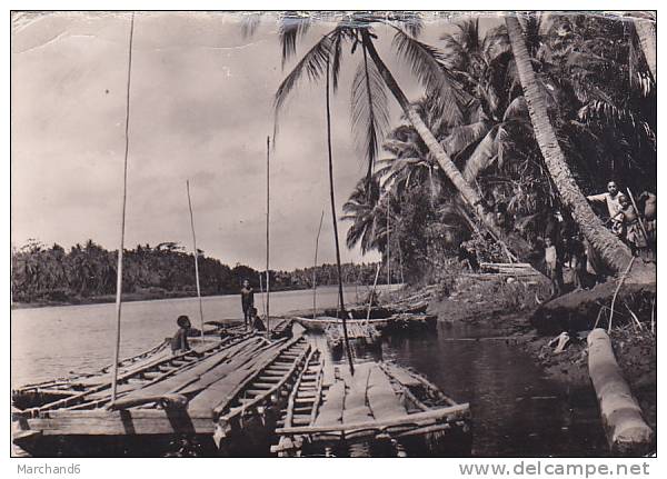 OCEANIE PAPOUASIE NOUVELLE GUINEE DEBARCADERE AU BORD DU FLEUVE  Abimé Le Long Bord En Haut - Papua-Neuguinea