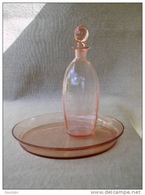 Carafe Avec Bouchon Sur Son Plateau,  Verre Fin Rosé, Années 30. Voir Photos. - Verre & Cristal