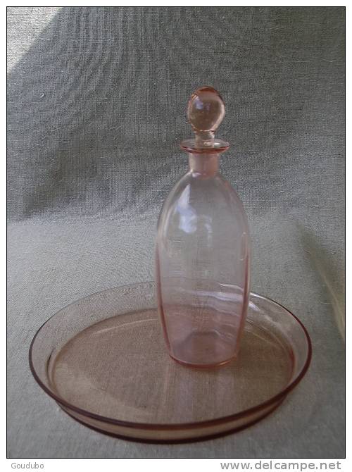 Carafe Avec Bouchon Sur Son Plateau,  Verre Fin Rosé, Années 30. Voir Photos. - Verre & Cristal