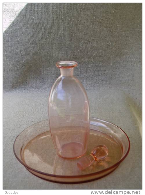 Carafe Avec Bouchon Sur Son Plateau,  Verre Fin Rosé, Années 30. Voir Photos. - Verre & Cristal