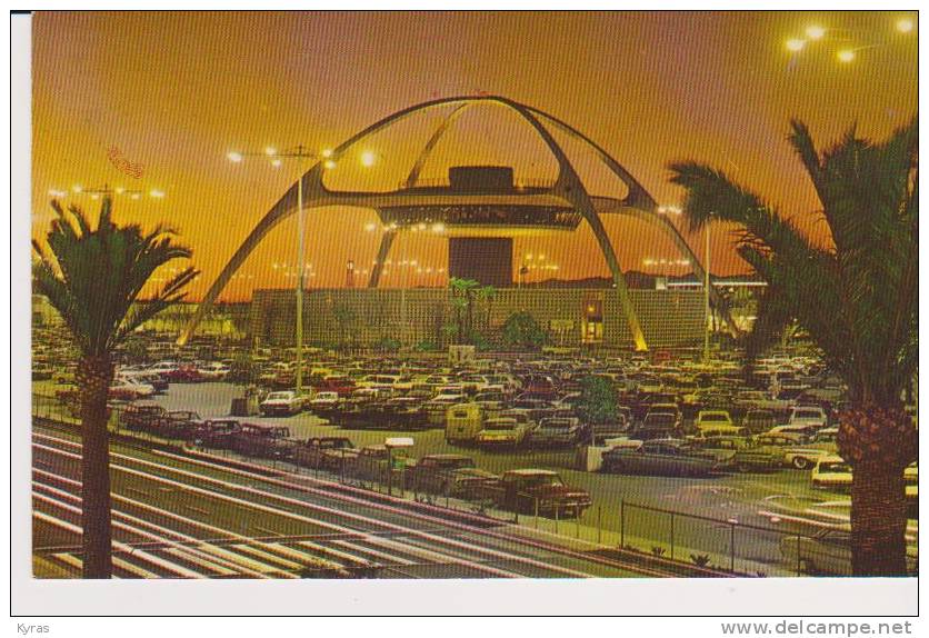 CPSM 9X14 . INTERNATIONAL AIRPORT  LOS ANGELES  ( U.S.A. ) Restaurant With 360° View  Airport Activities - Aérodromes