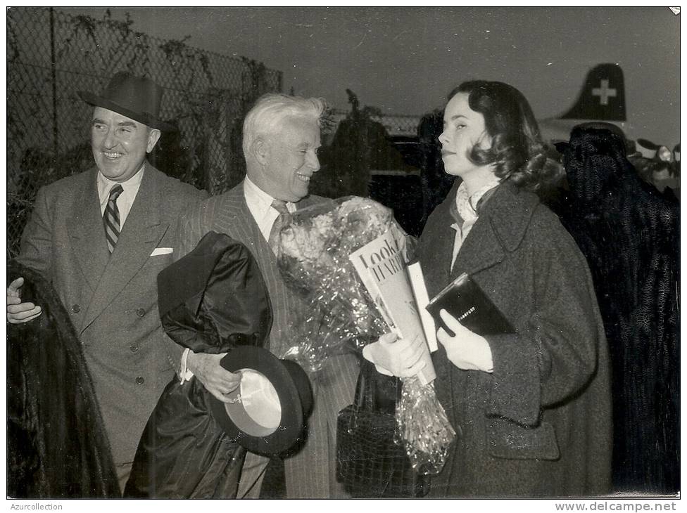 CHARLIE CHAPLIN ET SA FILLE . AEROPORT DE NICE - Célébrités