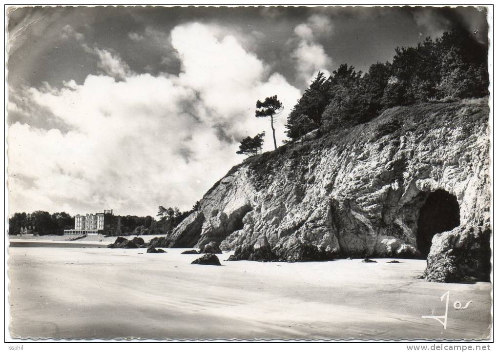 CPSM - GF- Bretagne - Morgat (Finistère)  Les Petites Grottes Et La Plage - Morgat