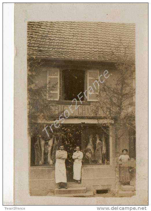 Carte Photo. Boucherie Charcuterie. Gros Plan, Bouchers, Femme Et Enfant, Quartier De Bœuf En Vitrine - A Identifier