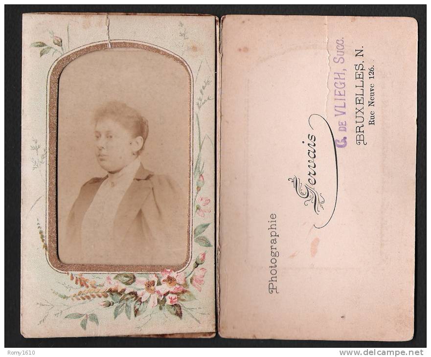 Photo Originale CDV (Carte De Visite) Avec Porte- Photo Lithographiée. Décor Elfes, Angelot, Fleurs Et Papillons - Cartes De Visite