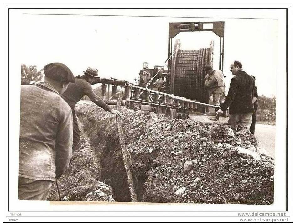 PHOTO UNIQUE /   POSE D'UN CABLE COAXIAL POUR LES PTT ..... 24/11/1949 - Autres & Non Classés