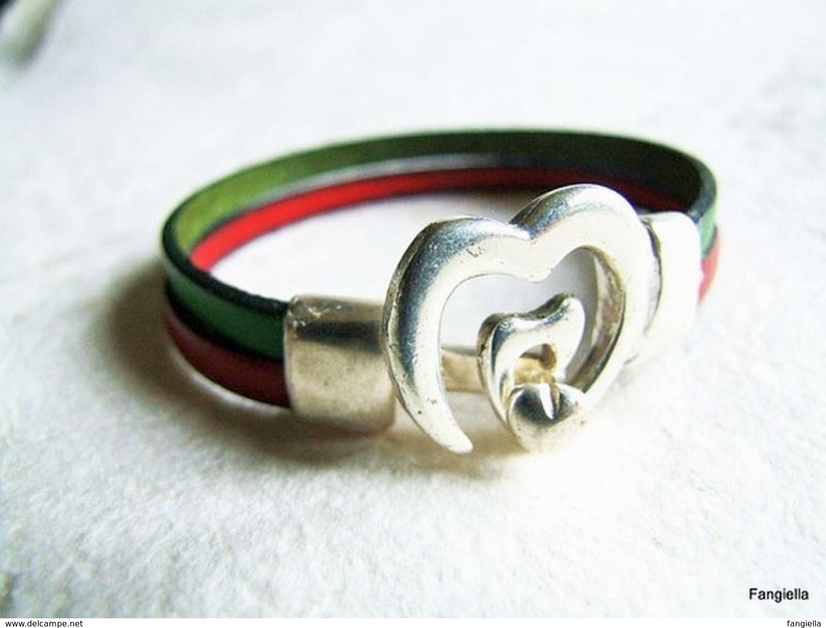 Bracelet Artisanal En Cuir Rouge Et Vert Superbe Fermoir Plaqué Argent  Pour Un Poignet De 17 à 18,5cms Maximum. - Bracelets