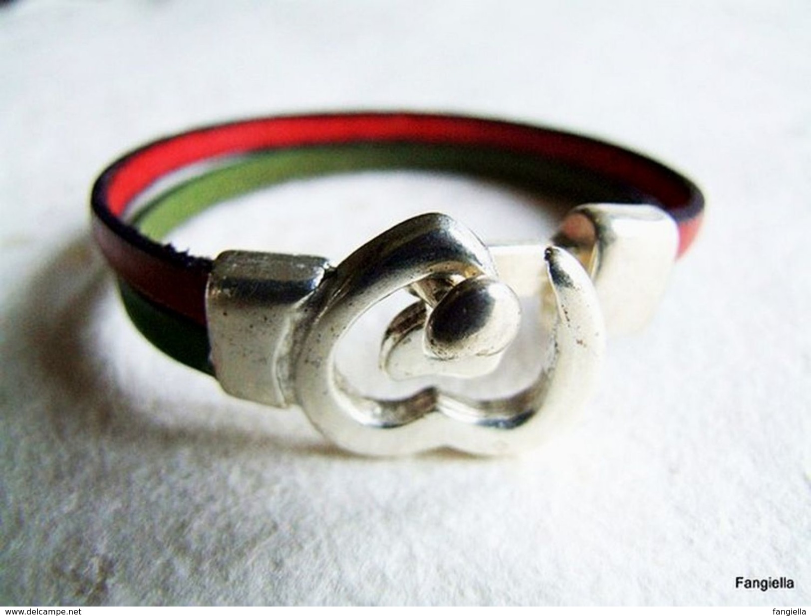 Bracelet Artisanal En Cuir Rouge Et Vert Superbe Fermoir Plaqué Argent  Pour Un Poignet De 17 à 18,5cms Maximum. - Bracciali