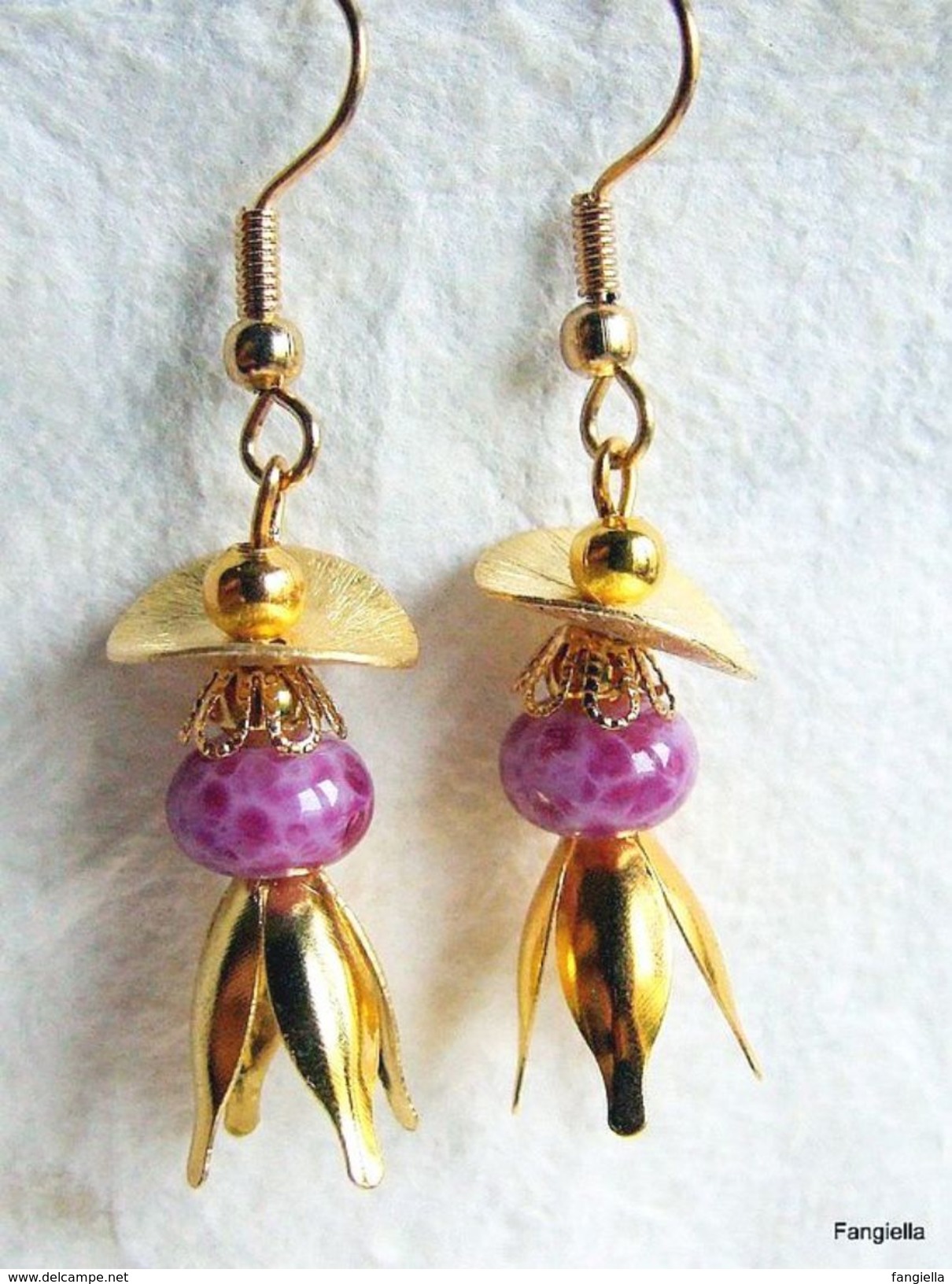 Boucles D'oreilles Rose En Verre Artisanal Filé Au Chalumeau Accessoires Dorés  De Très Mignonnes Perles Réalisées Par U - Earrings