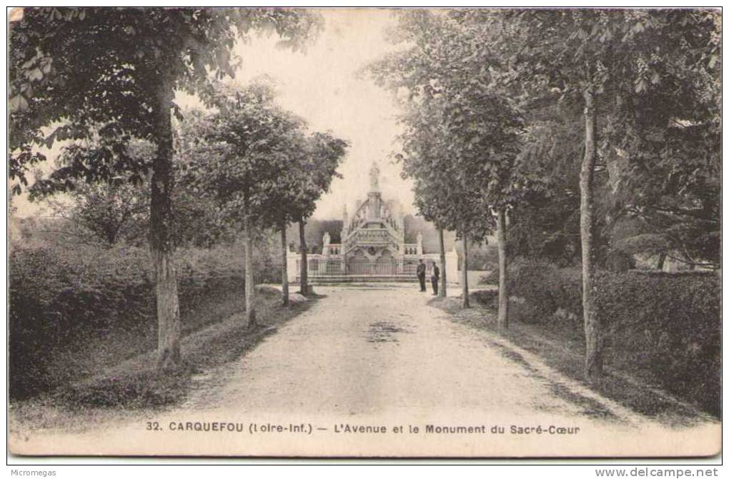 CARQUEFOU - L'Avenue Et Le Monument Du Sacré-Coeur - Carquefou