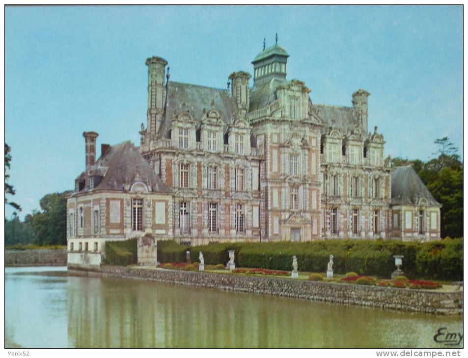 27 - Château De BEAUMESNIL - Se Mirant Dans Les Eaux De Ses Douves. - Beaumesnil