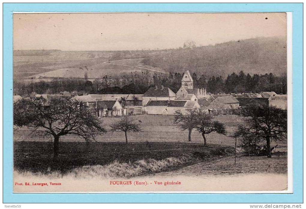 FOURGES -  Vue Générale Du Village En 1922 - Fourges