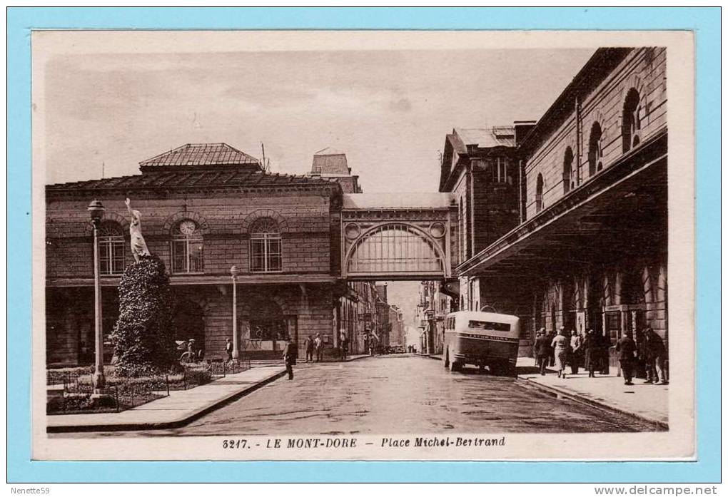 LE MONT DORE - Place Michel Bertrand Animée + Autobus D´ Excursions En 1938 - Le Mont Dore