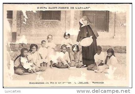 SOEURS SAINT-JOSEPH DE L' APPARITION. DISTRIBUTION DE RIZ A UN GROUPE .........BIRMANIE/ POSTCARD DAMAGED. - Myanmar (Birma)