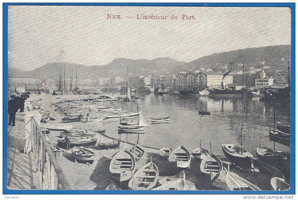 CPA - ALPES MARITIMES - NICE - L'INTERIEUR DU PORT - Vue Peu Courante - Petite Animation - Barques De Pêche Sur La Rive - Transport Maritime - Port