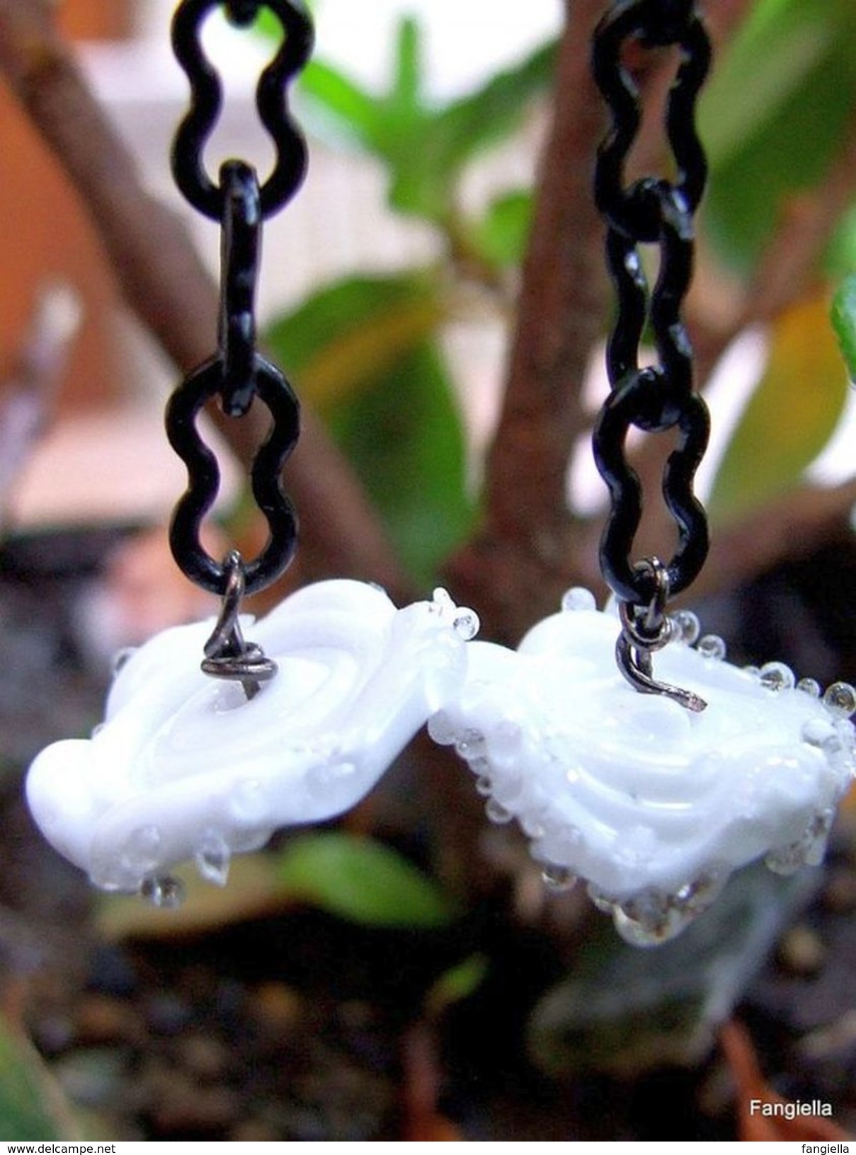 Boucles D'oreilles Blanc Et Noir En Verre Artisanal Filé Par Une Artiste Fileuse De Verre  Comme Des Gouttelettes Glaçon - Earrings