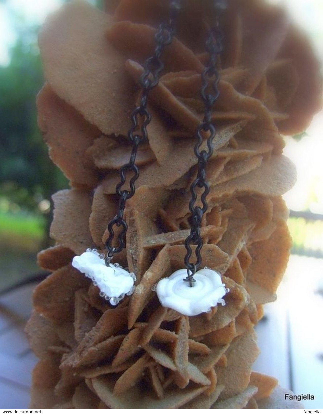 Boucles D'oreilles Blanc Et Noir En Verre Artisanal Filé Par Une Artiste Fileuse De Verre  Comme Des Gouttelettes Glaçon - Earrings