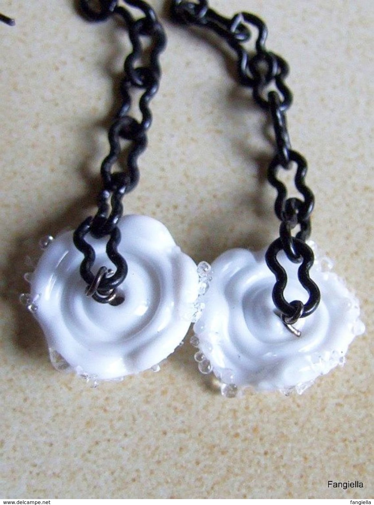 Boucles D'oreilles Blanc Et Noir En Verre Artisanal Filé Par Une Artiste Fileuse De Verre  Comme Des Gouttelettes Glaçon - Oorringen