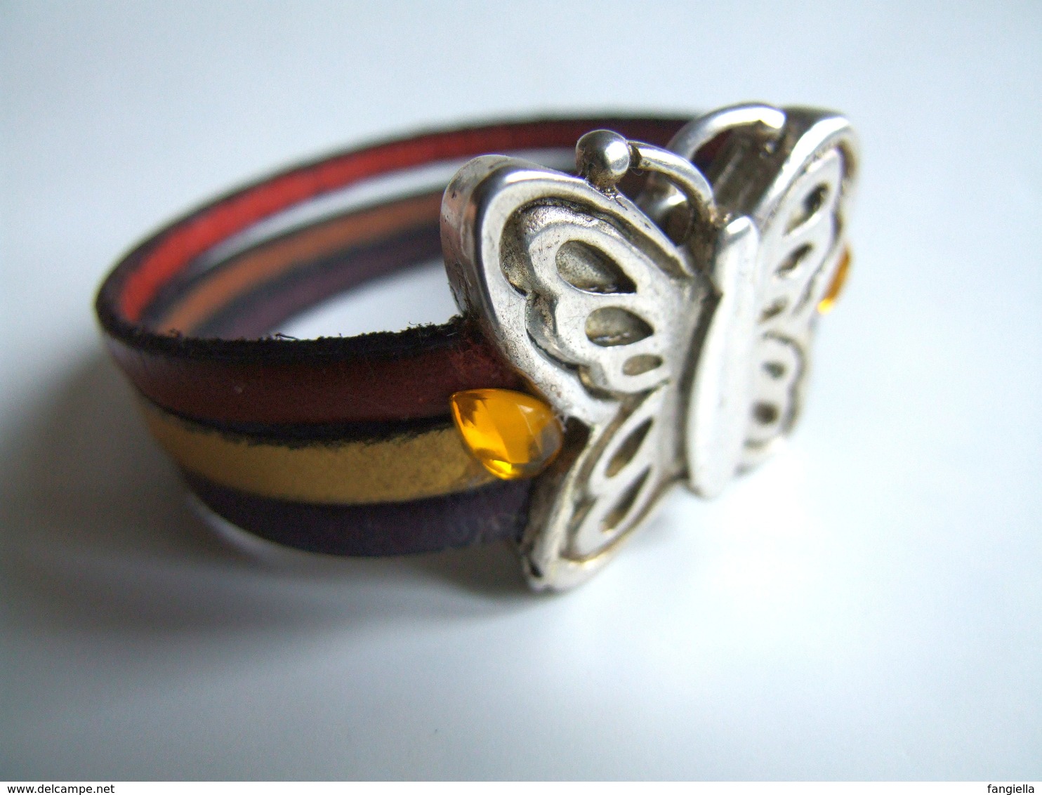 Bracelet artisanal en cuir rouge doré violet superbe fermoir papillon plaqué argent  Pour un poignet de 16 à 17,5cms max