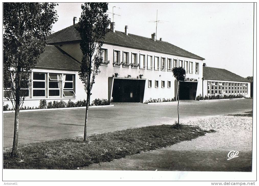 MOULINS-la-MARCHE --Le Groupe Scolaire  --cpsm - Moulins La Marche