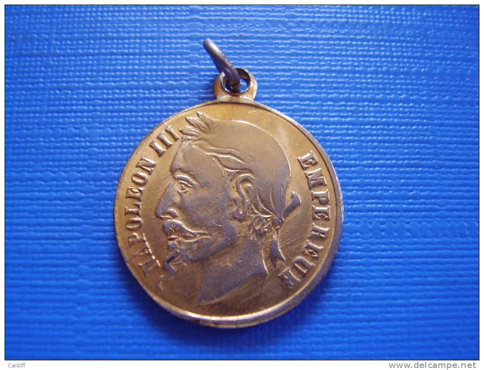 Médaille Couleur Or De Napoleon III Empereur . 20 Mm . 2 Scans - Adel