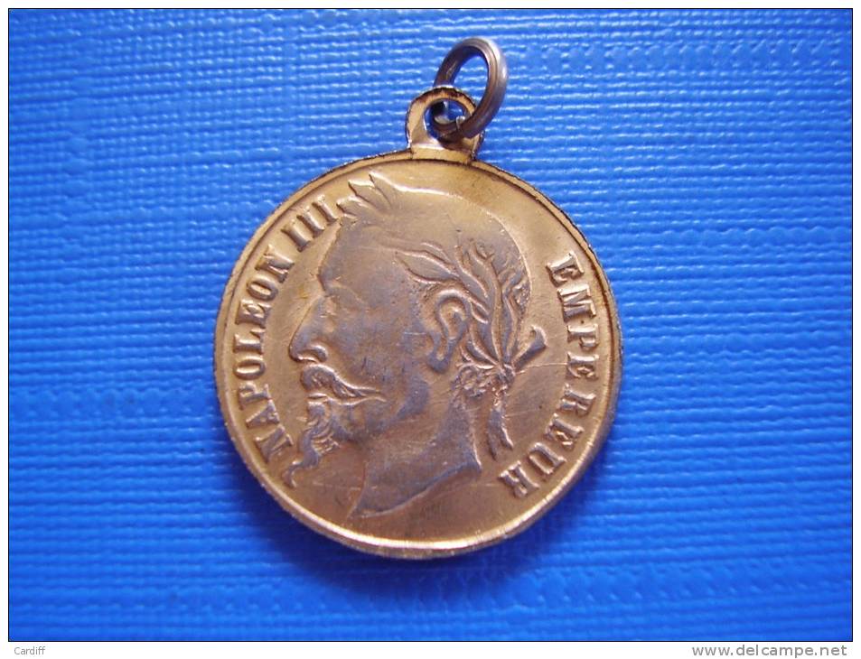 Médaille Couleur Or De Napoleon III Empereur . 20 Mm . 2 Scans - Monarquía / Nobleza