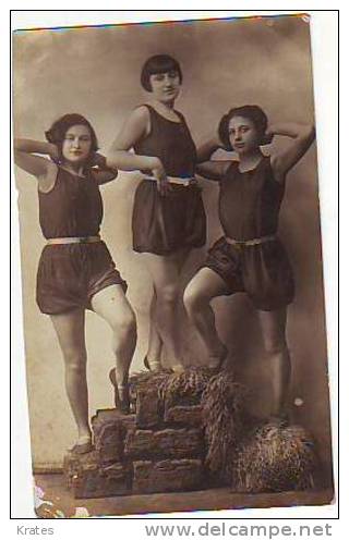 Postcard - Three Athletes   (2961) - Gymnastiek