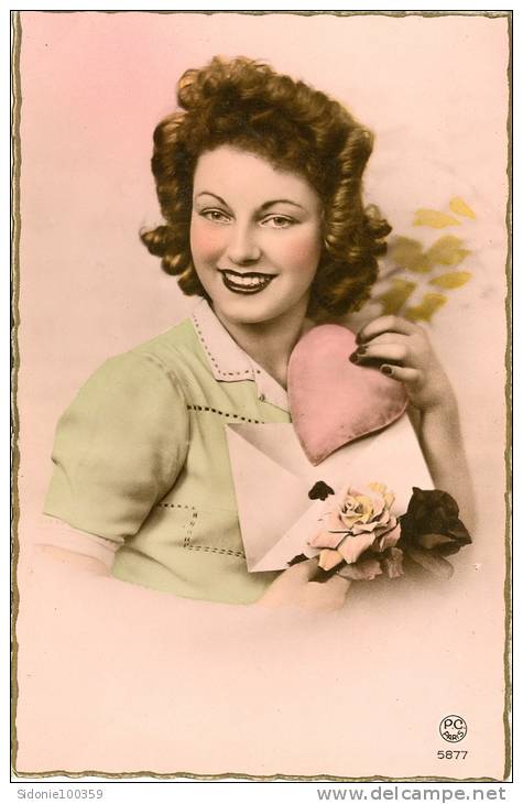 Carte Postale (femme Ayant Reçu Une Lettre Et Un Carton En Forme De Coeur) - Valentine's Day