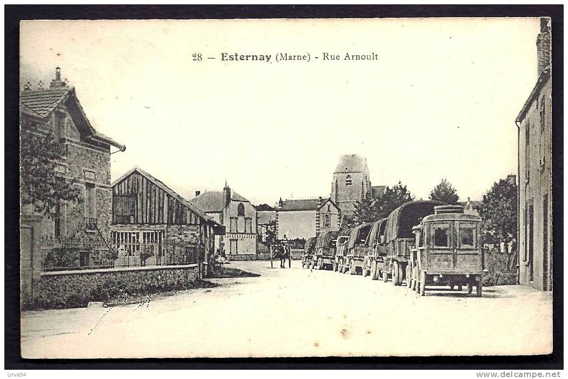 CPA  ANCIENNE- FRANCE- ESTERNAY (51)- RUE ARNOULT EN GROS PLAN- ATTELAGE- CONVOI DE CAMIONS MILITAIRES- - Esternay