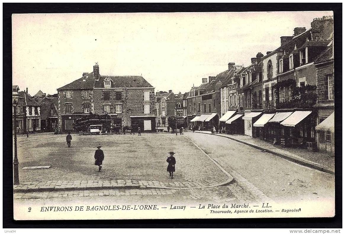 CPA  ANCIENNE- FRANCE- LASSAY (53)- LA PLACE DU MARCHÉ AVEC ANIMATION- ATTELAGE- COMMERCES- - Lassay Les Chateaux