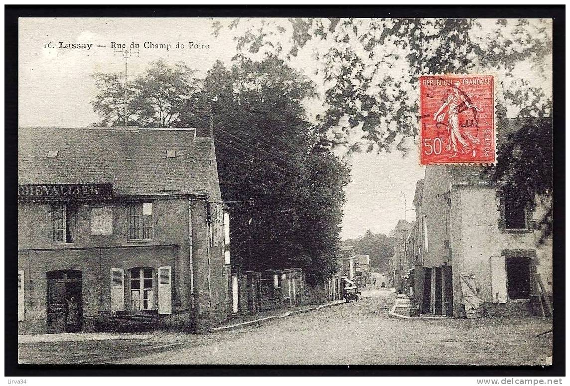 CPA  ANCIENNE- FRANCE- LASSAY (53)- RUE DU CHAMP DE FOIRE- VIEILLE AUTO- ANIMATION - Lassay Les Chateaux