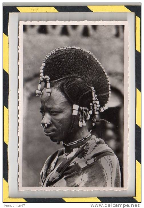 VERITABLE CARTE-PHOTO. - .COIFFURE DE FEMME PEULE . NON CIRCULEE - EXCELLENT ETAT - Niger