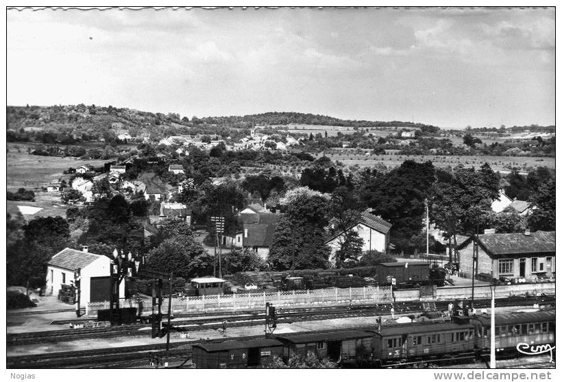 CHALINDREY - UNE VUE DE LA GARE ET DE TORCENAY - SUPERBE CARTE PHOTO AVEC -EN BAS - UN TRAIN A L'ARRET -  TOP !!! - Chalindrey