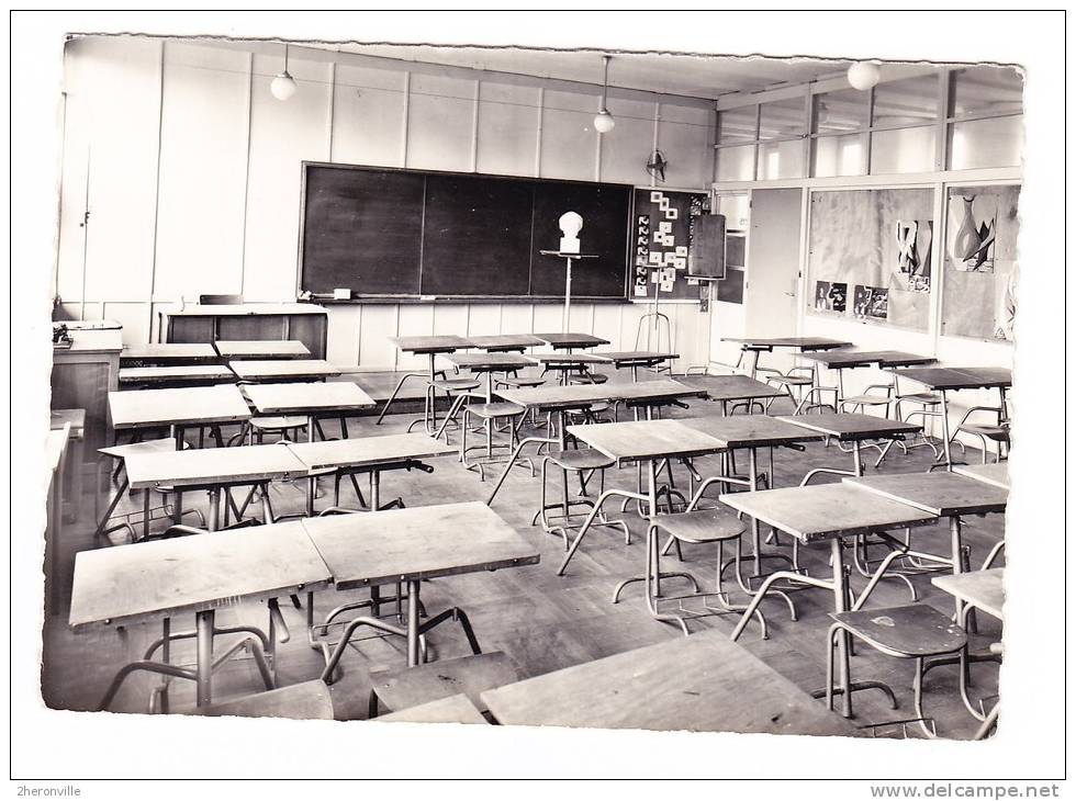 CPSM - PARIS - Lycée Honoré De Balzac - Salle De Dessin - Arrondissement: 17