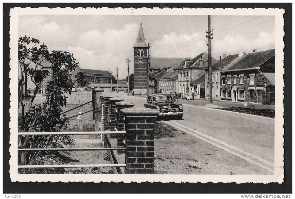 Cul-des-Sarts.   Photo. La Grand' Place. Eglise, Voitures, Animée. - Cul-des-Sarts