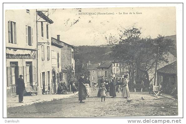 43 // RETOURNAC  La Rue De La Gare   ANIMEE   M Trocellier édit - Retournac