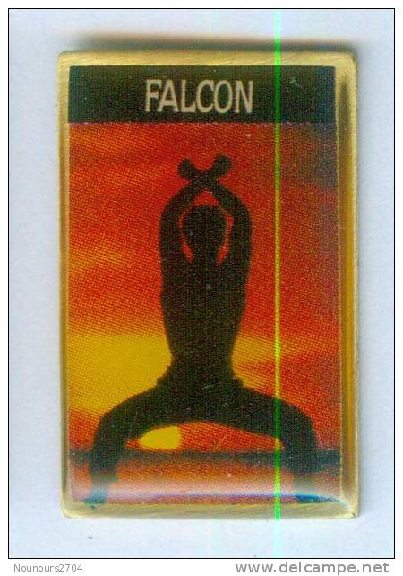 Pin´s FALCON  - Matériels Agricoles - Le Yogi - Posture Du Yoga - TFC - A1296 - Trademarks